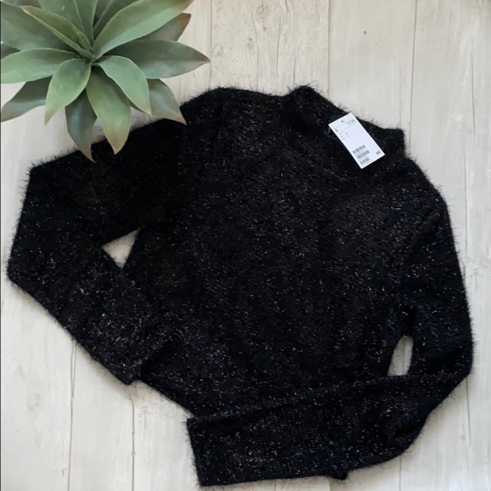 H&M • Black Cropped Sweater